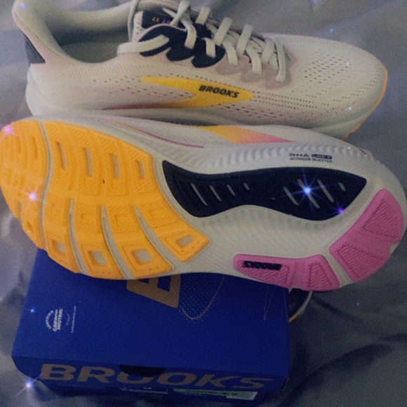 Brooks White and Pink Athletic Shoes women’s size 8 multi color - Picture 3 of 5